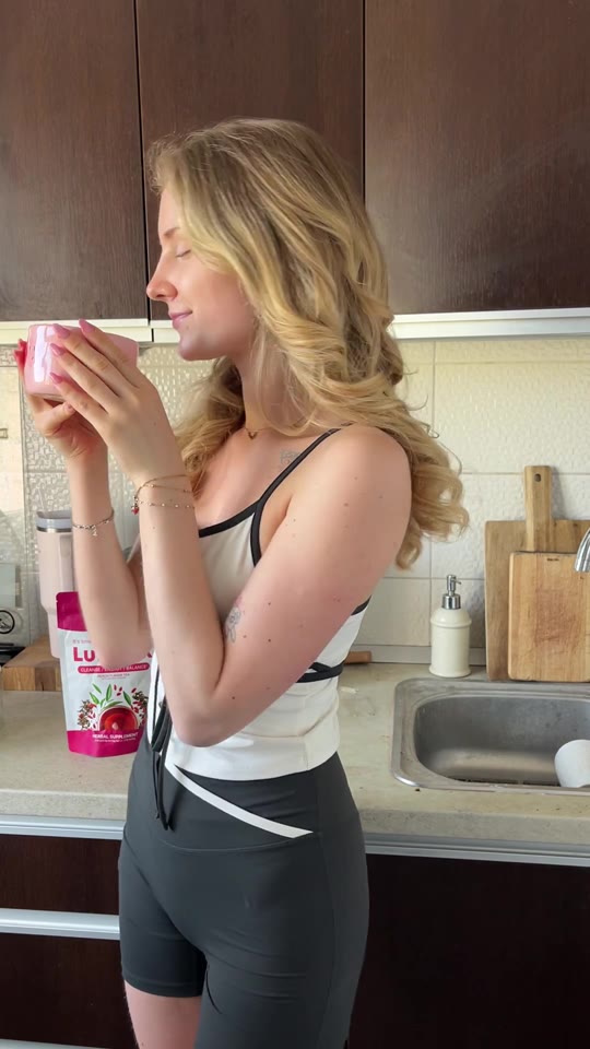 Lulutox customer drinking tea in her kitchen